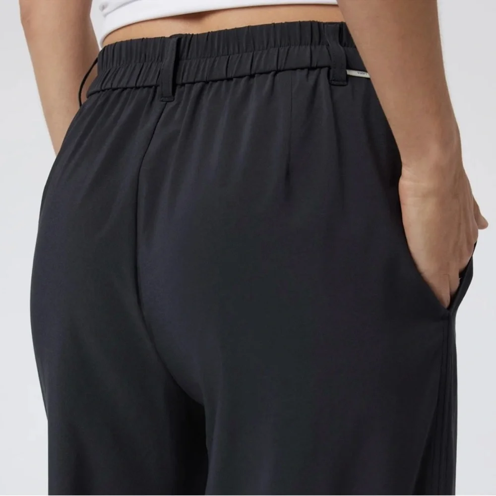 VUORI Women’s villa trouser, Black, Small Short